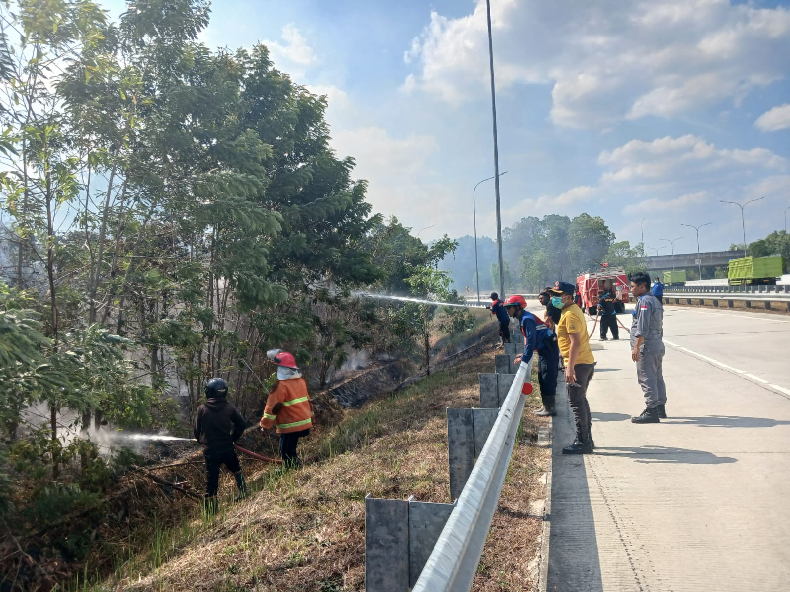 Kebakaran Lahan Disisi Jalan Pintu Tol JTTS KM 218 Way Kenanga Mesuji Lampung