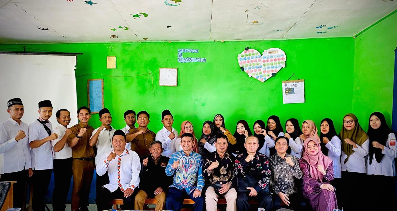 Pengabdian UM Metro di MTs Islamiyah Lampung Barat: Kembangkan Keterampilan Guru Era Digital