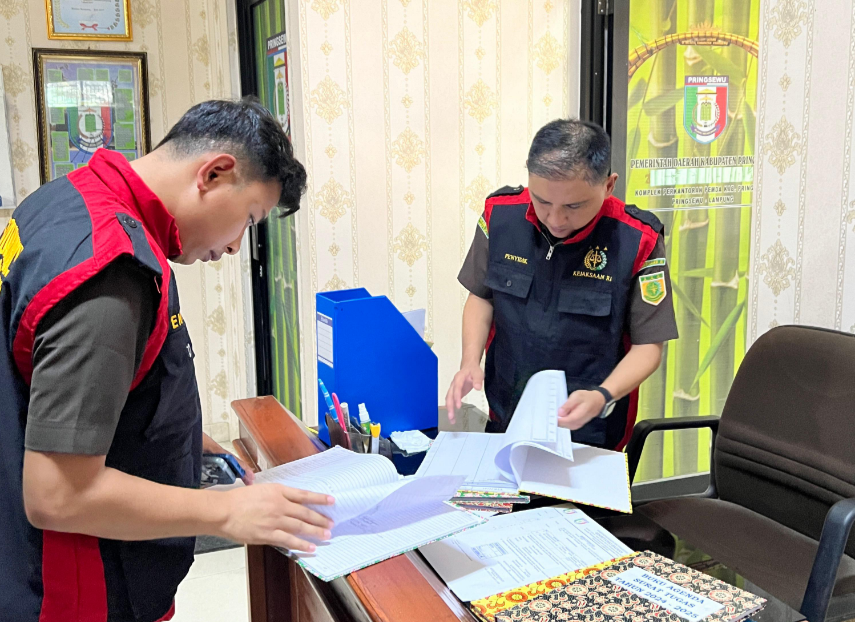 Penyidik Kejari Geledah 3 Lokasi Terkait Dugaan Korupsi Korupsi BIMTEK Aparatur Desa Kabupaten Pringsewu 2024