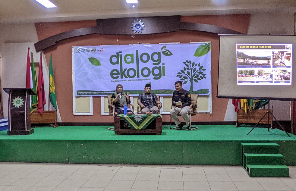 Dosen UM Metro Jadi Pemateri dalam Dialog Ekologi Angkatan Muda Muhammadiyah: “Metro Darurat Sampah, Benarkah?