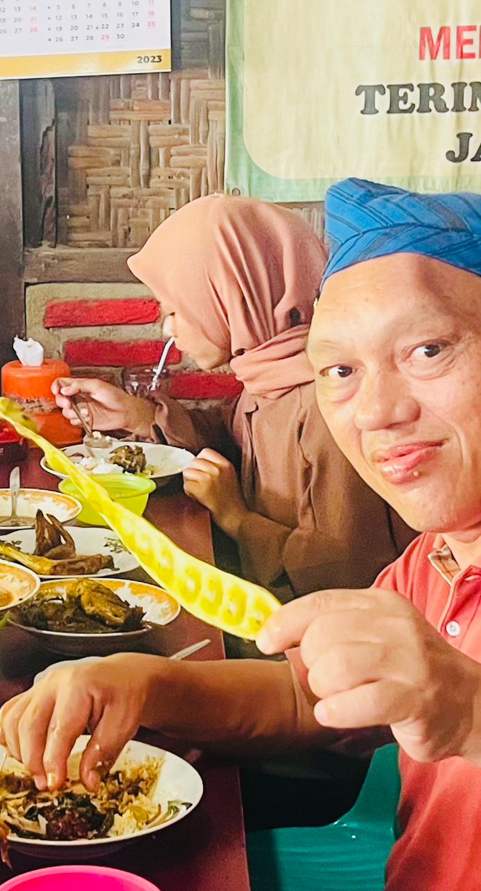 Bu Gundil: Cita Rasa Semur Ayam dan Jengkol Tradisional