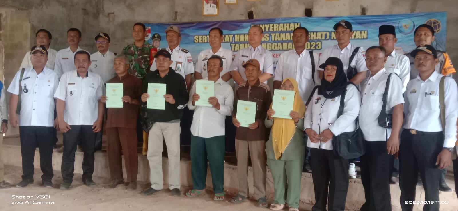 Sekda Mesuji Serahkan Sertifikat Hak Atas Tanah Nelayan di Rawa Jitu Utara