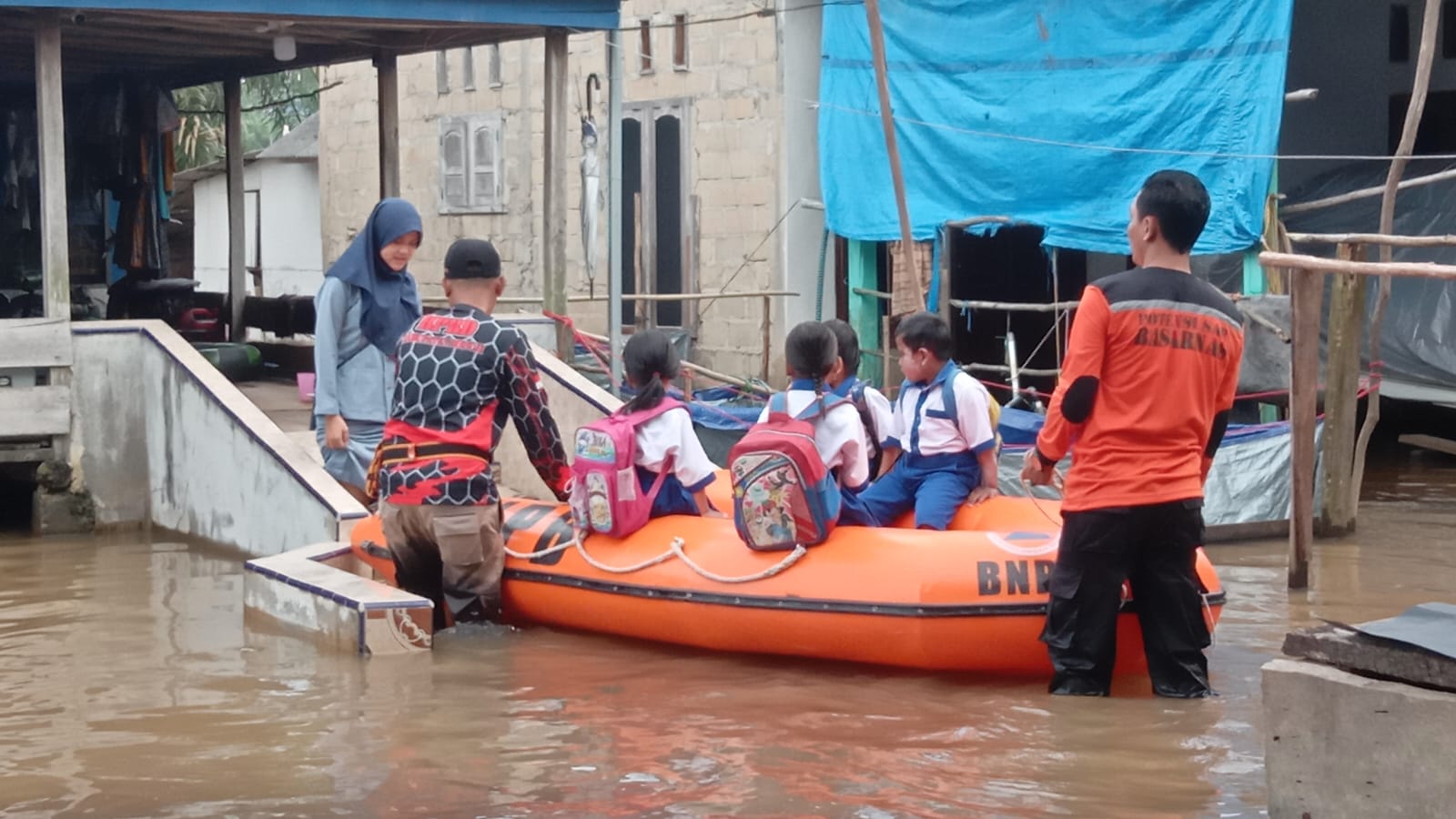 Dikepung Banjir, Anak-Anak di Mesuji Tetap Bersekolah