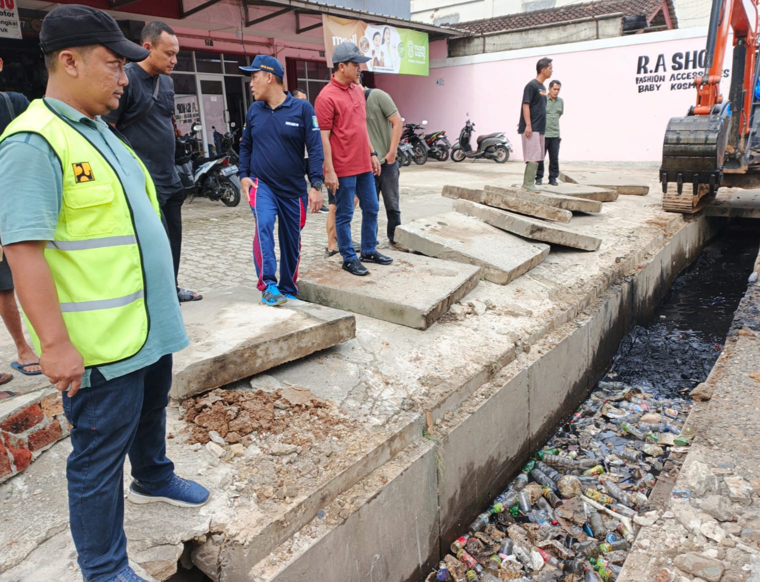 Respons Cepat Pascabanjir, Bupati Pringsewu Turun Langsung Tangani Drainase Tersumbat