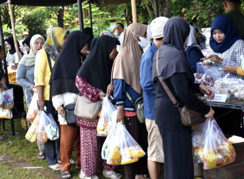Harga Bapok Dijual Murah, Ratusan Warga Padati Gelaran Operasi Pasar