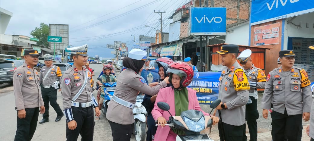 Kapolres Mesuji Bagikan Helm, Kegiatan Operasi Keselamatan Krakatau 2025 Tertib Berlalulintas