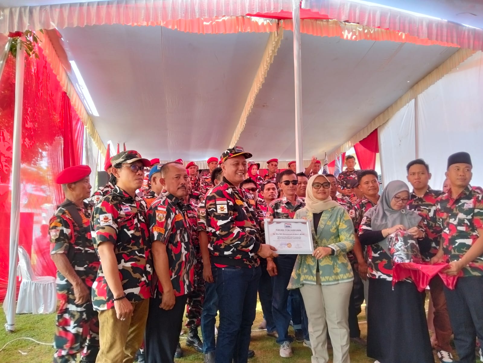 Calon Bupati Lampung Timur Hj.Ela Siti Nuryamah dan H.Azwar Hadi Hadiri Acara HUT Laskar Merah Putih