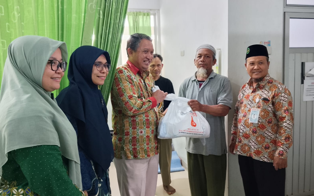 RSU Muhammadiyah Metro Bersama LAZISMU Bagikan Paket Sembako Pada Pasien