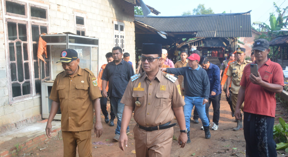Tinjau Warga Terdampak Bencana Alam, Bupati Beri Bantuan dan Minta Untuk Bergotong-royong