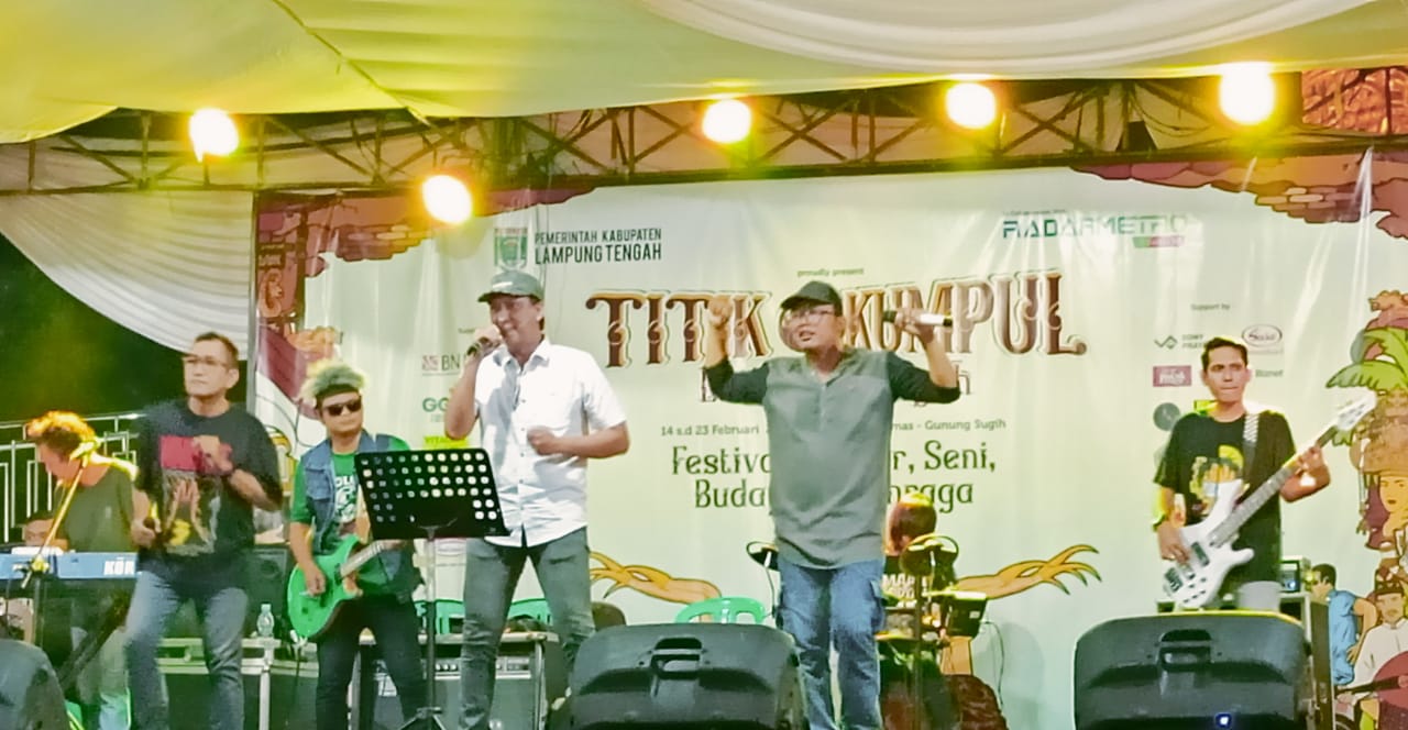 Diiringi Group Band Melodi, Firdaus Ali Sumbangkan Suara Emasnya di Festival Kuliner Titik Kumpul 2025