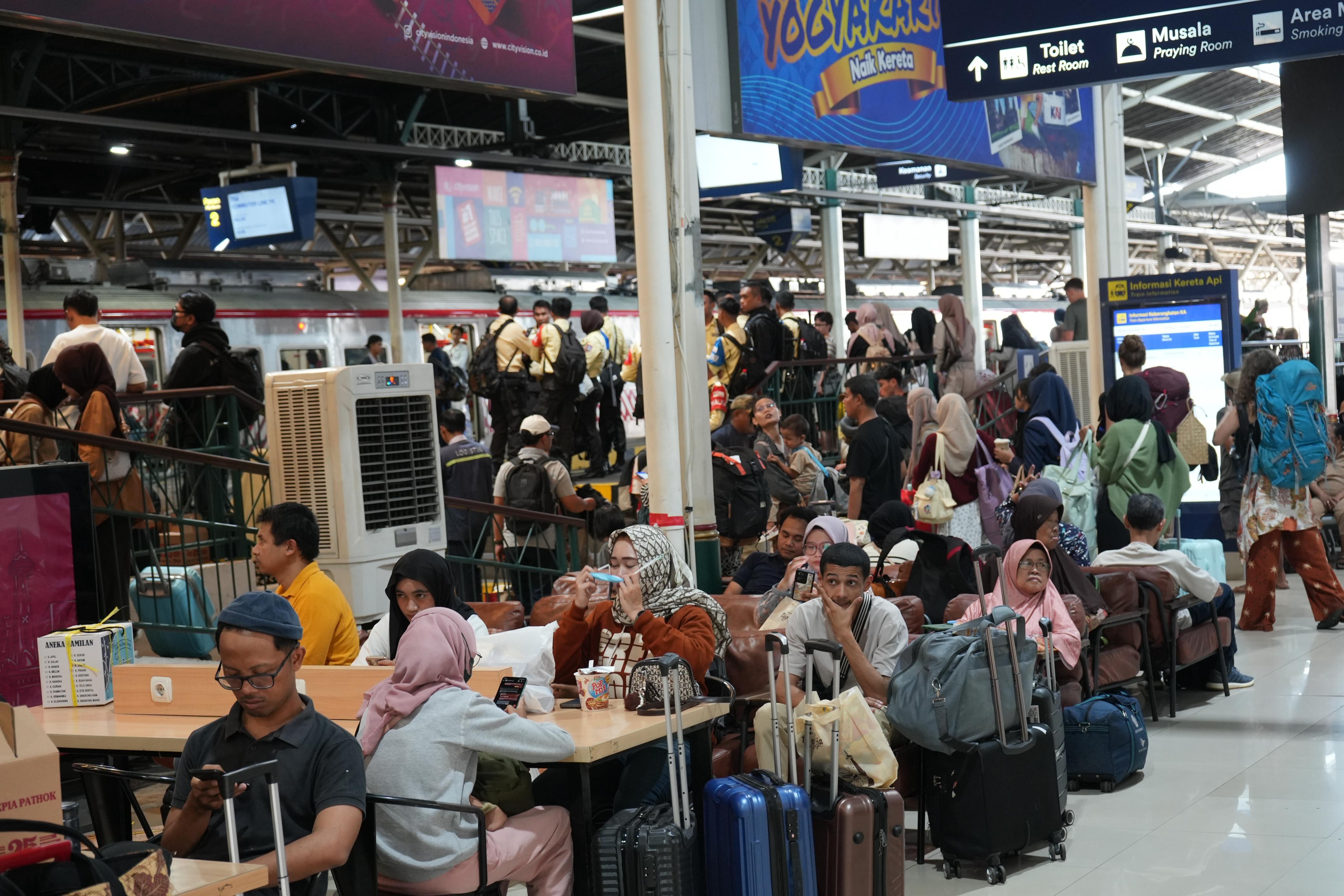 Puncak Arus Balik Long Weekend, 56.898 Penumpang Padati Stasiun Daop 6 Yogyakarta