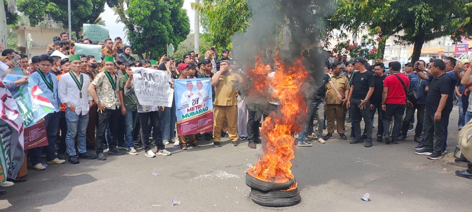 Geruduk Kantor Pemkot Metro, Ratusan Honorer dan Mahasiswa Tuntut Janji Walikota! 