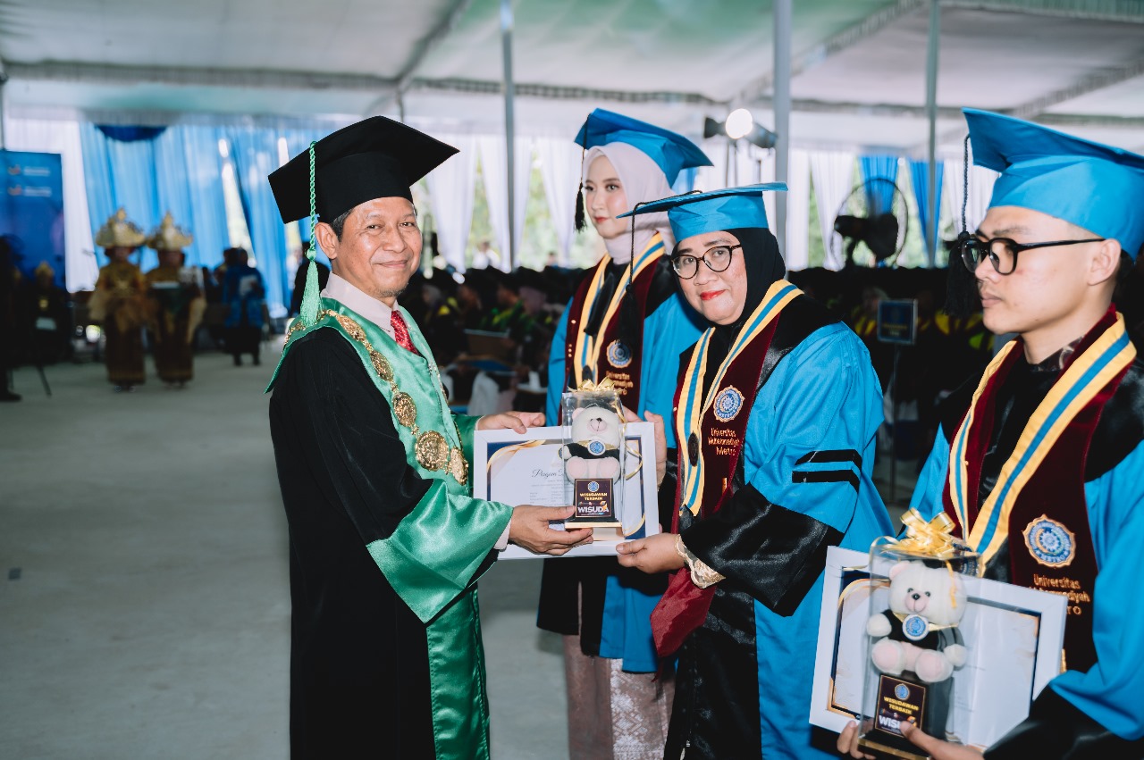 Kembali ke Kampus di Usia 43 Tahun, Tintien Raih IPK 4.00 di Pascasarjana UM Metro