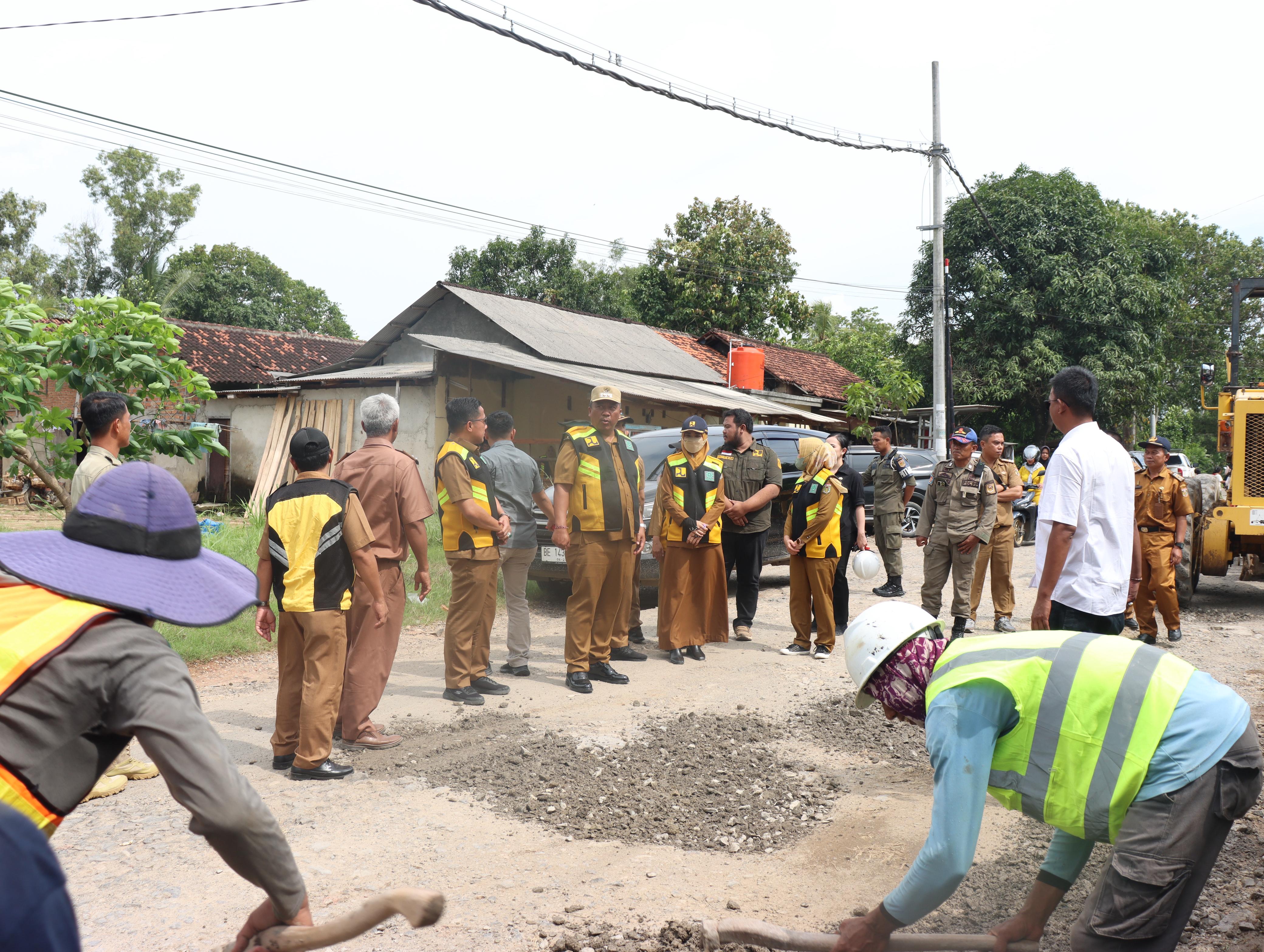 Terus Berbenah, Wabup I Komang Koheri Tinjau Perbaikan Jalan