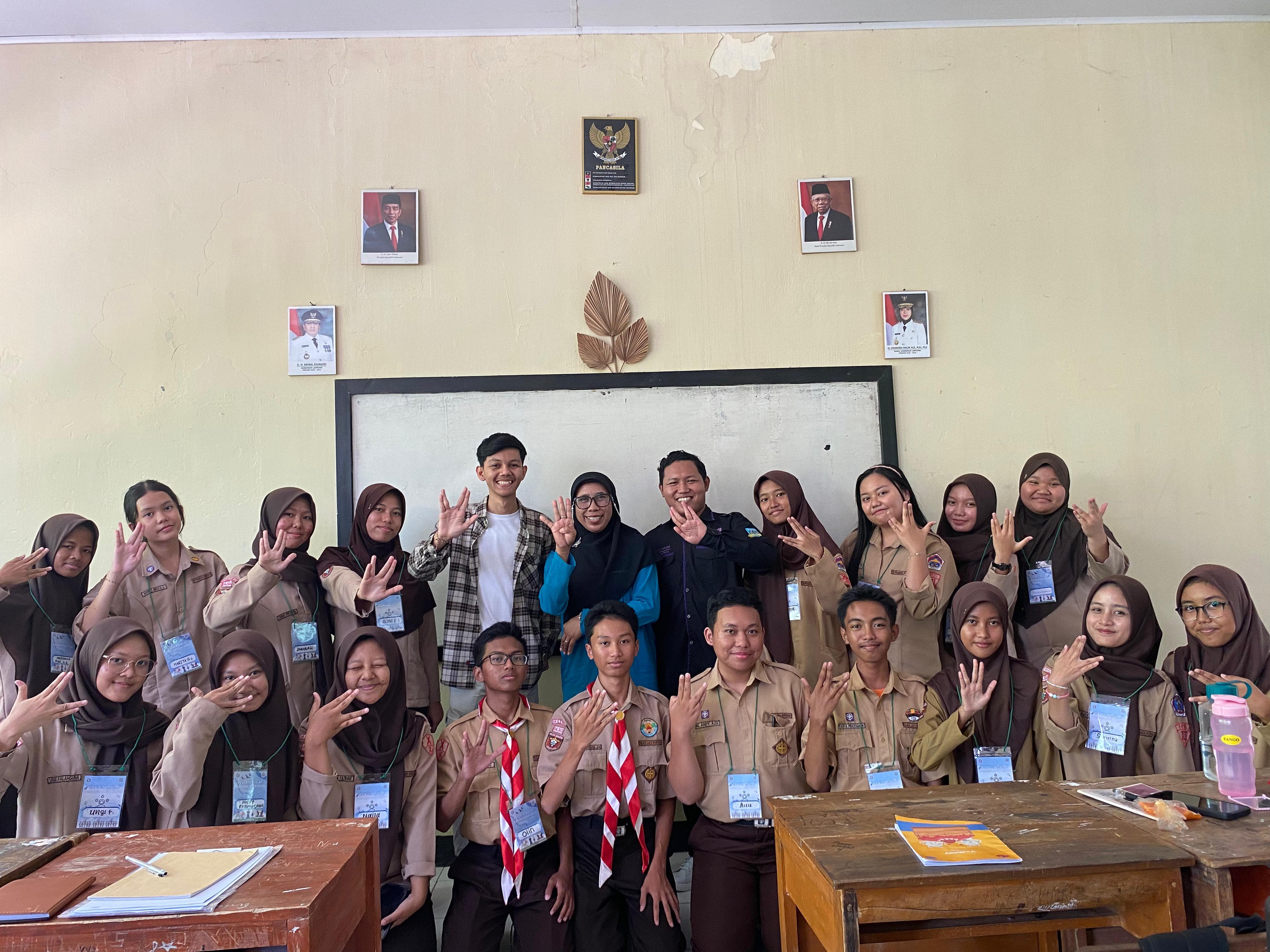 Pendidikan Bahasa Inggris UM Metro Kolaborasi dengan English Club SMAN 4