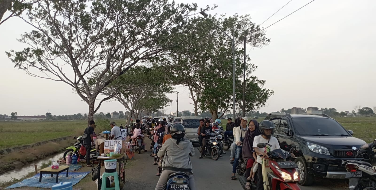 Viral di Lampung! Wisata Dadakan Irigasi di Jalan Proklamasi Metro Ramai Dikunjungi Wisatawan