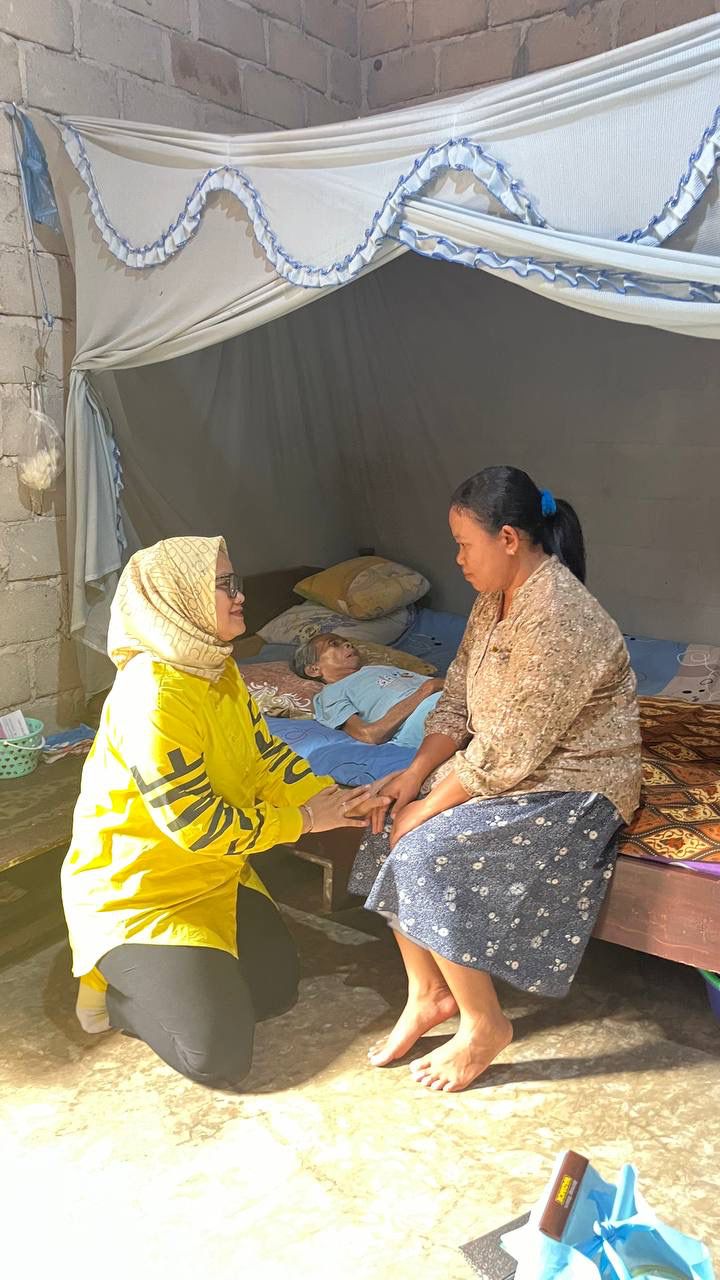 Mbak Ela Berikan Perhatian Kepada Warga Yang Sakit Lumpuh Bertahun-Tahun