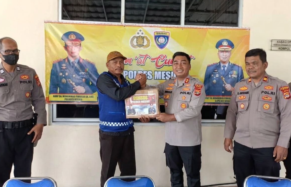 Jumat Curhat Polres Mesuji, Salurkan Bantuan Sembako Kepada Ojek Pangkalan Pomela