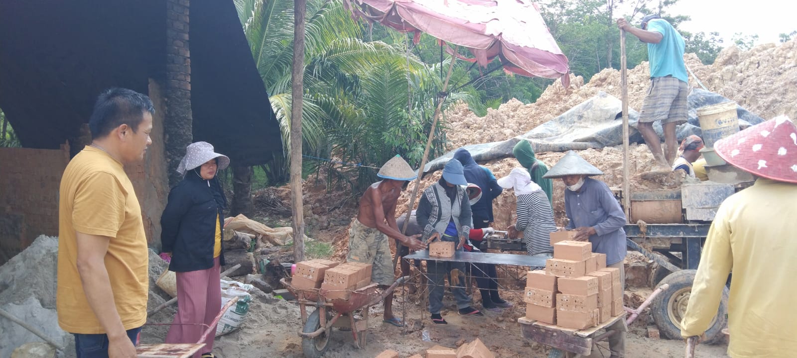 Perajin Batu Bata Merah di Desa Mekar Sari, Masih Bertahan Ditengah Gempuran Bata Ringan