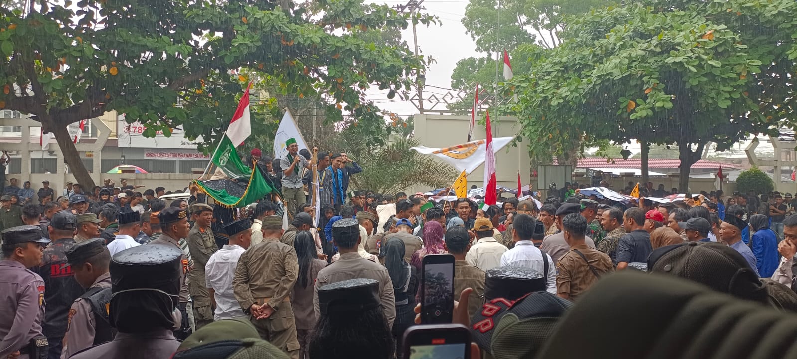 Usai Demo di Mapolres, Aliansi Mahasiswa Geruduk Kantor DPRD Metro