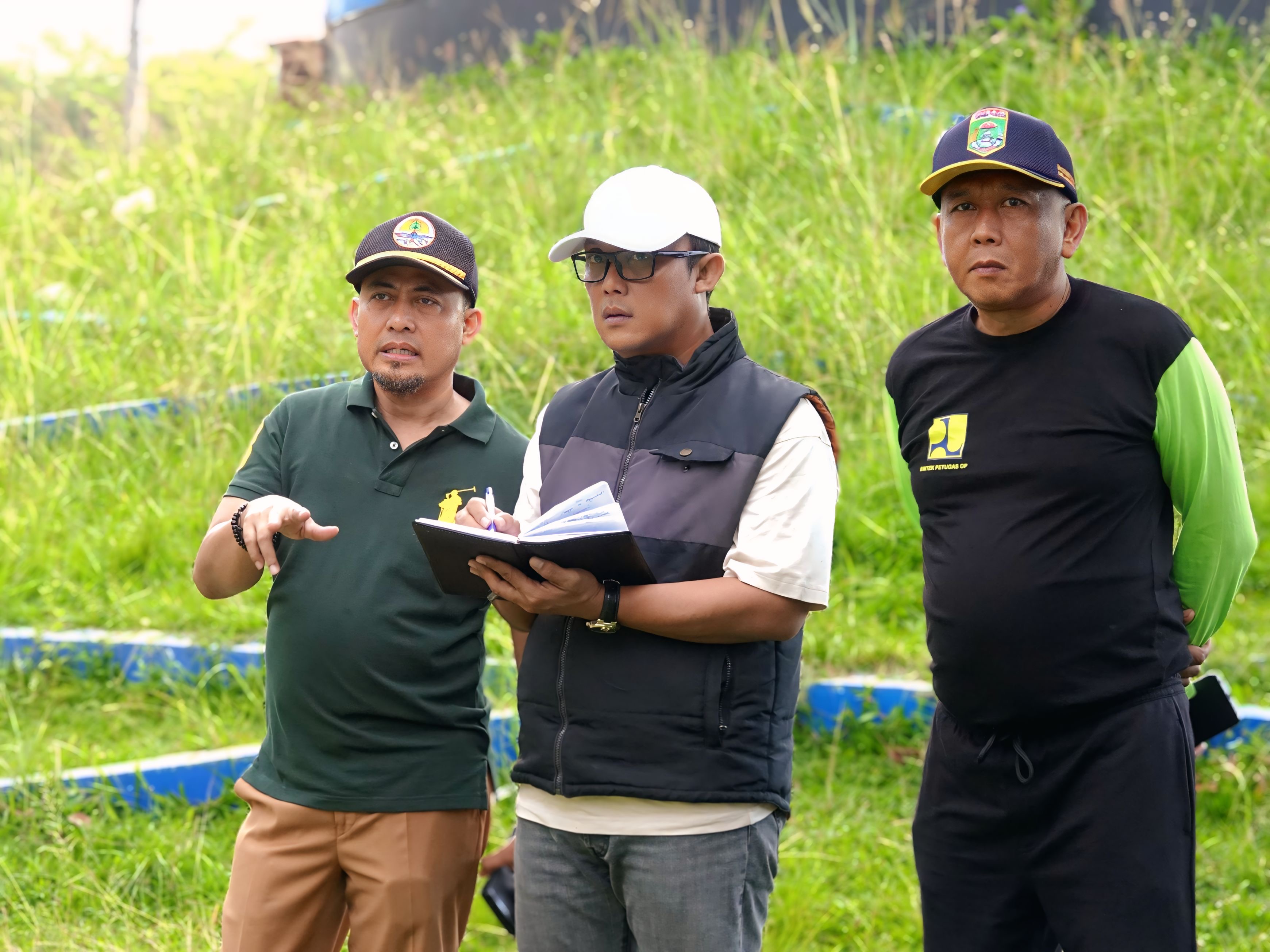 Bupati dan Wakil Bupati Pimpin Gotong-royong Bersihkan Tugu Kopiah Emas