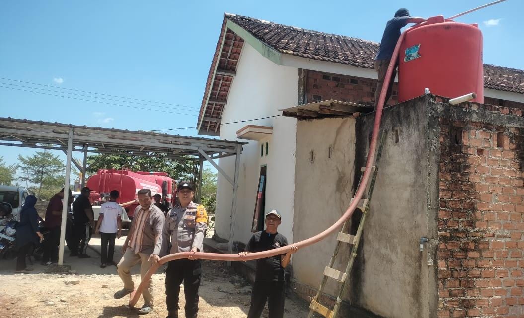 Kolaborasi Polres Mesuji dan Damkar Mesuji, Bagikan Air Bersih di Kecamatan Tanjung Raya