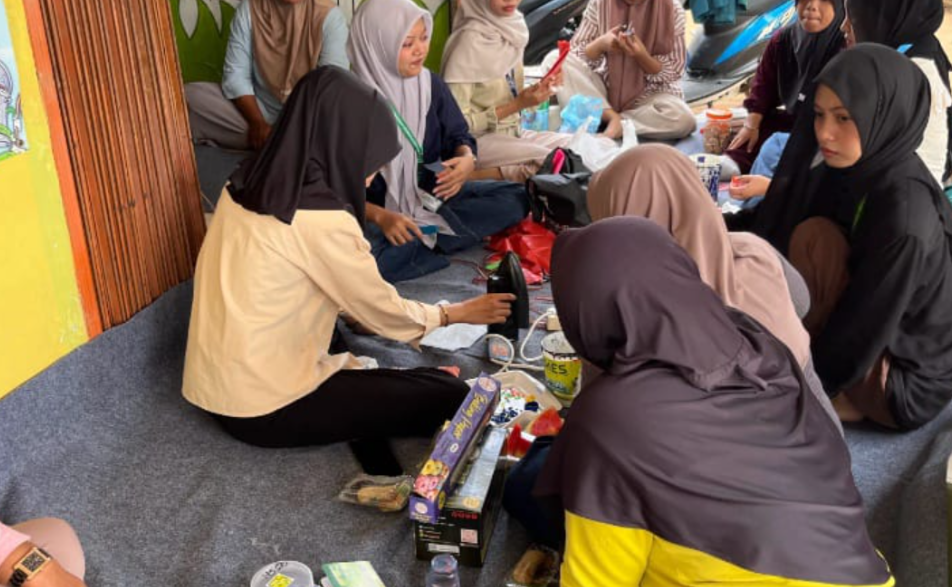 Tim PPK Ormawa HIMADIKMI Ajak Masyarakat Kreasi Ulang Tutup Botol Menjadi Gantungan Kunci Bernilai Guna