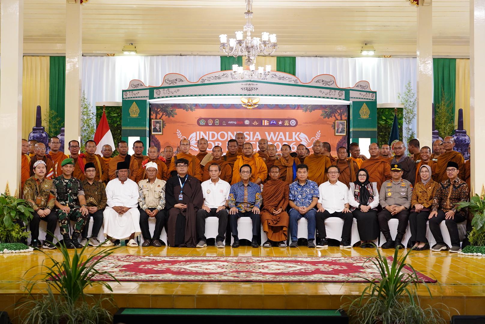 58 Bhikkhu Ikut Serta Walk for Peace 2026 Disambut Meriah di Yogyakarta