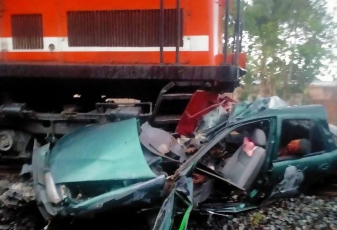 Kereta Tabrak Mobil Sedan di Lampung Utara Pas Maghrib, 3 Penumpang Meninggal Dunia