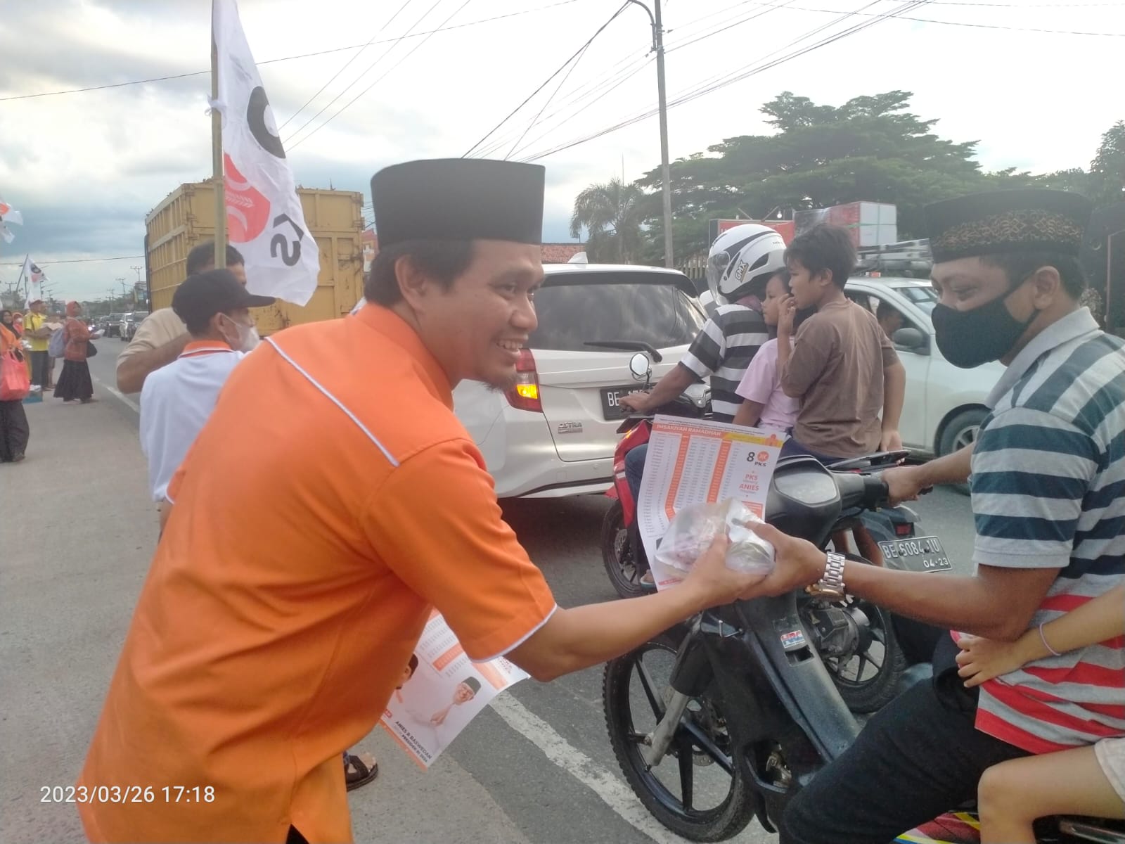 PKS Menyapa, Ahmad Mufti Salim Berbagi Makanan Berbuka di Lampung Tengah
