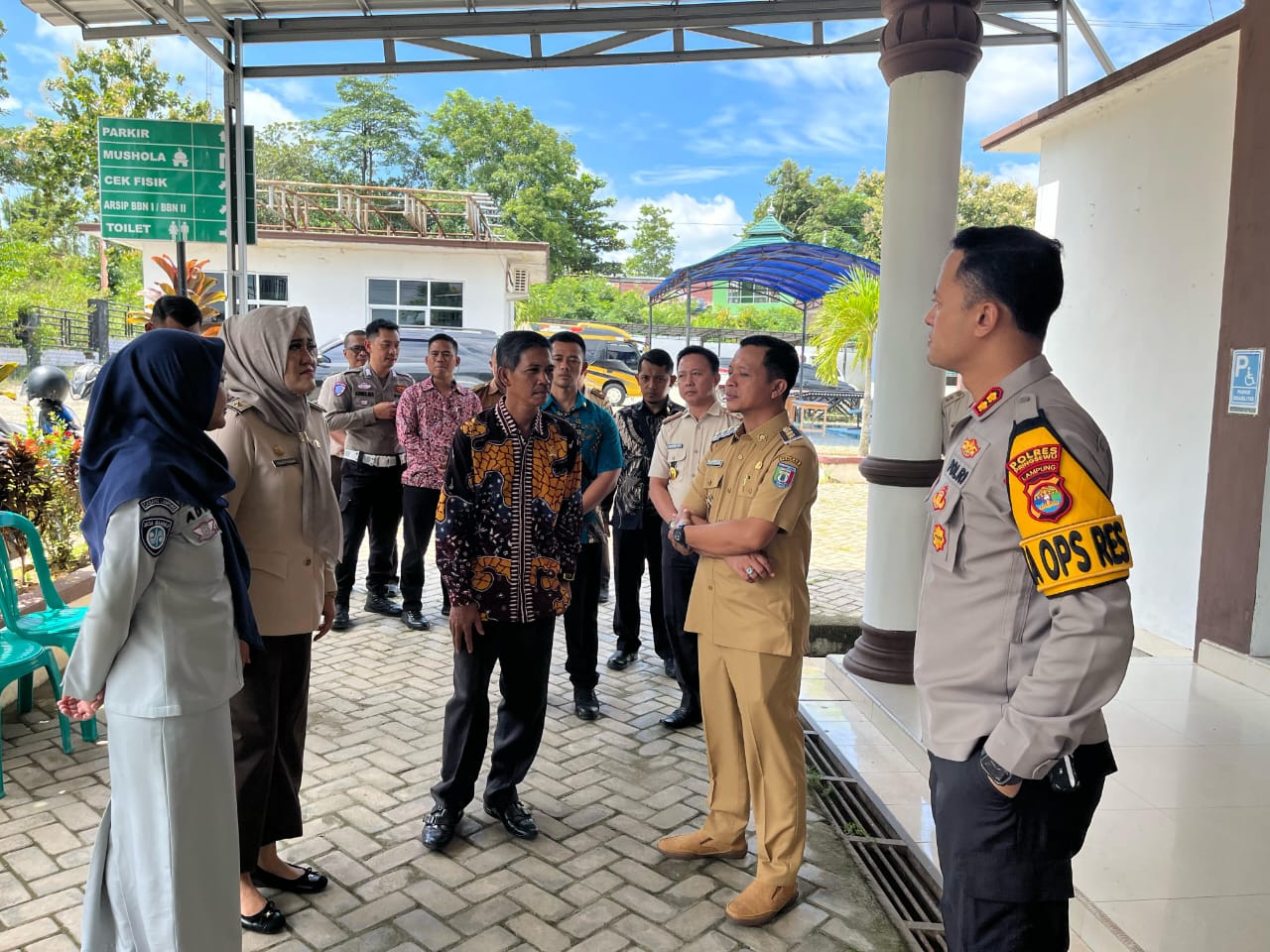 Bupati Pringsewu H. Riyanto Pamungkas Lakukan Sidak di Kantor Samsat untuk Pastikan Pelayanan Pajak Kendaraan 