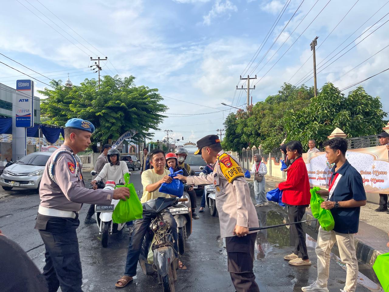 Gandeng Organisasi Kemahasiswaan dan Kepemudaan, Polres Metro Bagikan Takjil ke Masyarakat