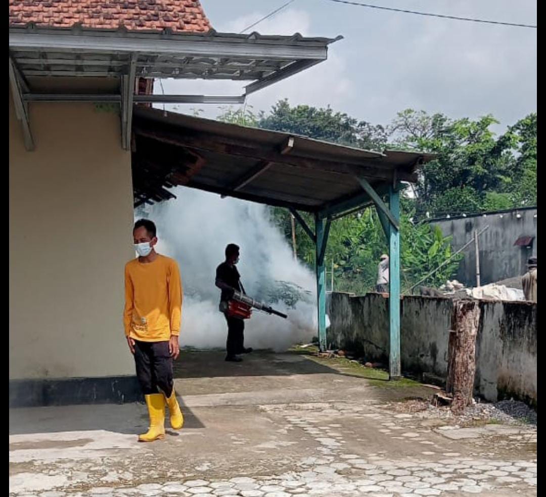 Cegah Penyebaran DBD, RT 10 Hadimulyo Barat Lakukan Fogging