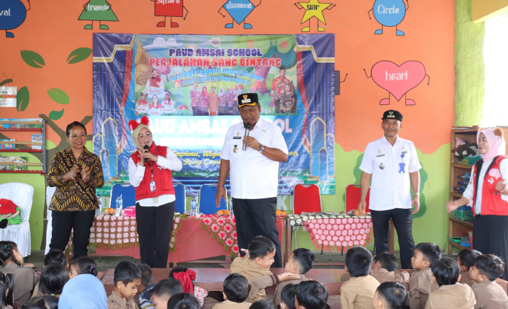 Ceria Bersama Anak-anak, Wabup Lamteng I Komang Koheri Mengajar di PAUD AMSAI Bersama Tim Kampung Dongeng