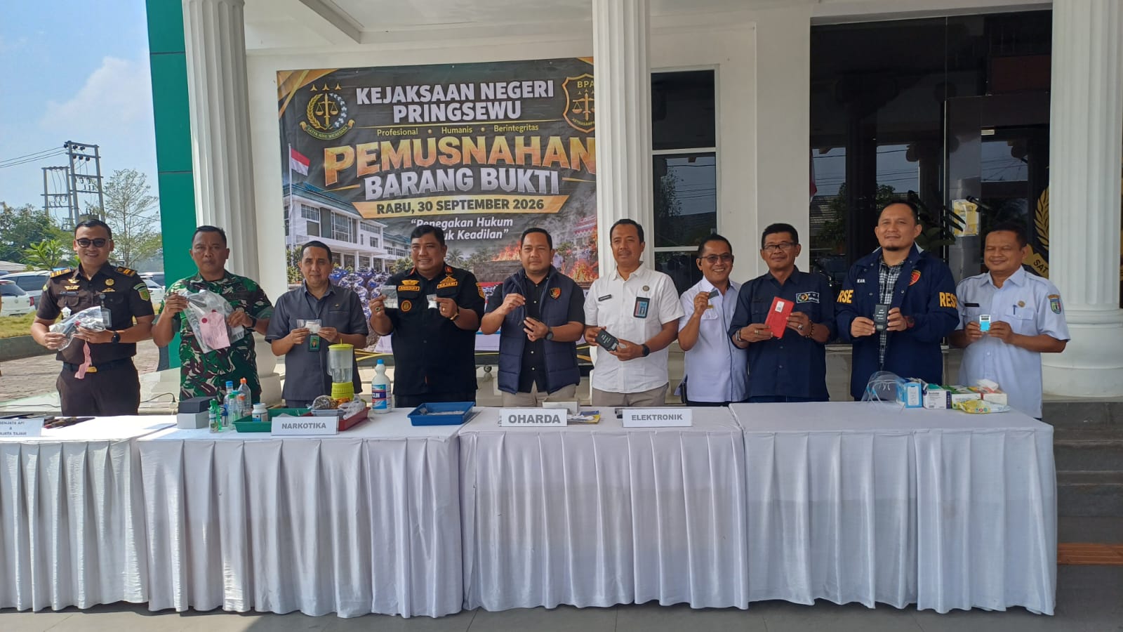Kejari Pringsewu Musnahkan Barang Bukti dari 72 Perkara, Ini Daftarnya