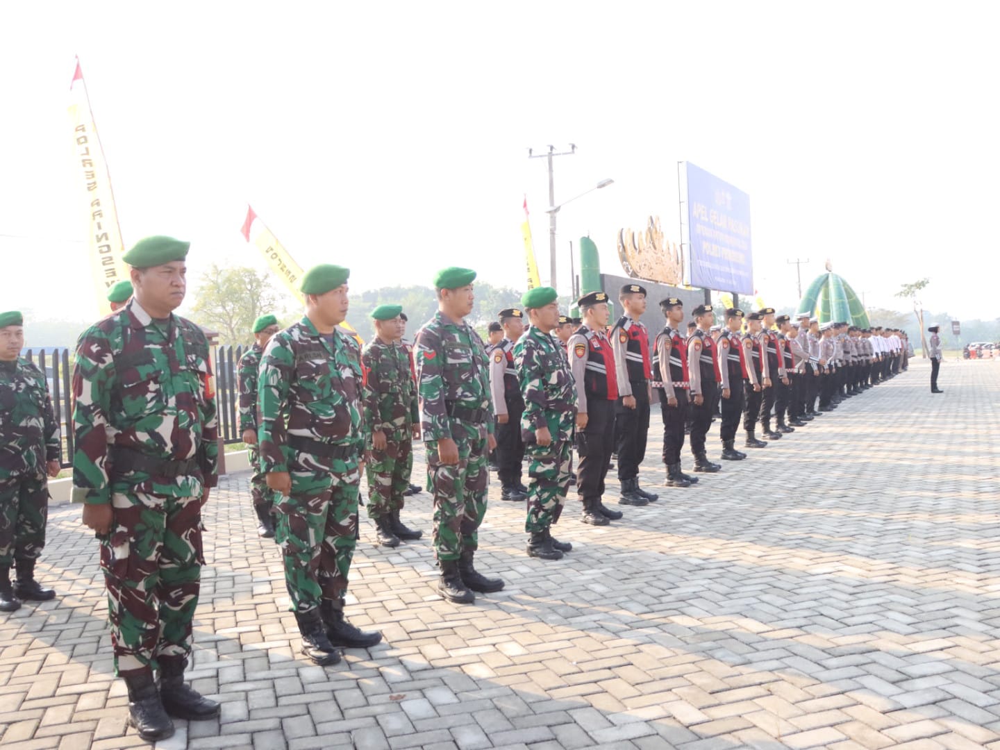 Polres Pringsewu Kerahkan Ratusan Personel Gabungan untuk Amankan Ibadah Misa Natal