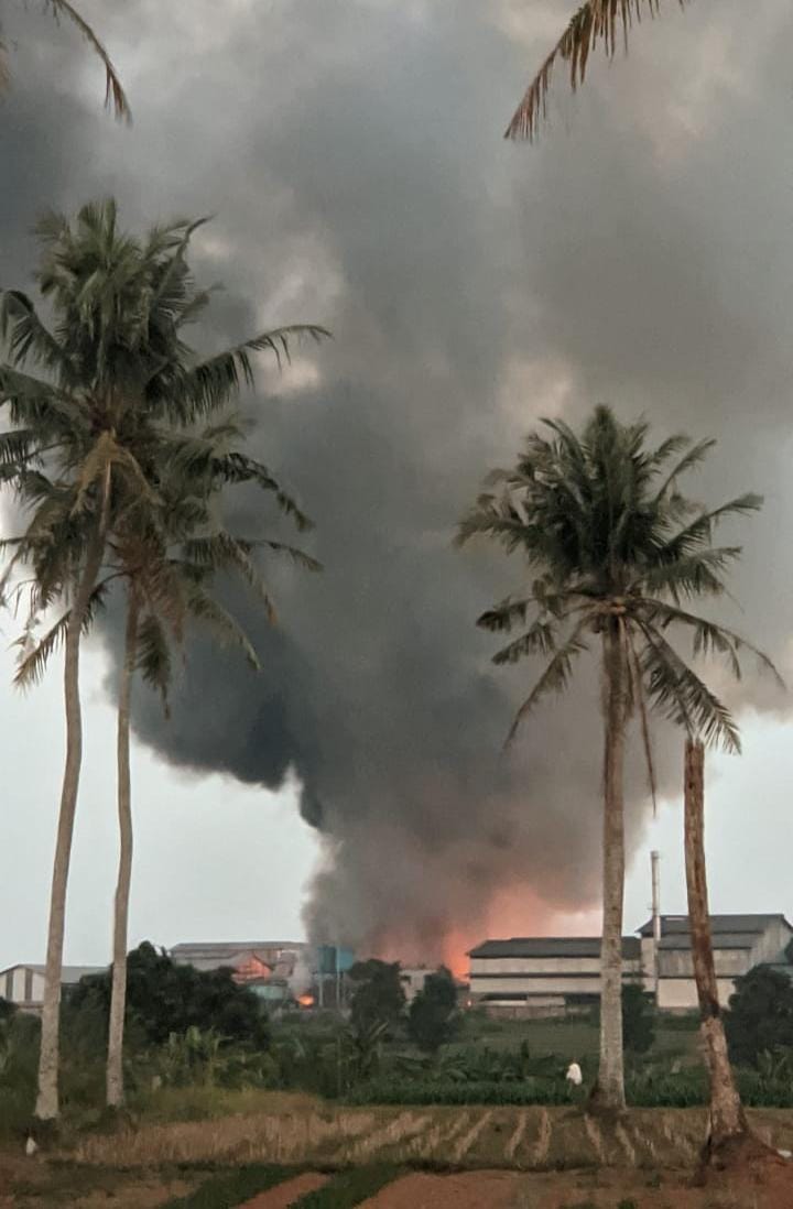 Detik-detik Pabrik Tomo Terbakar, Letusan Keras Terdengar Sampai 2 Kilometer