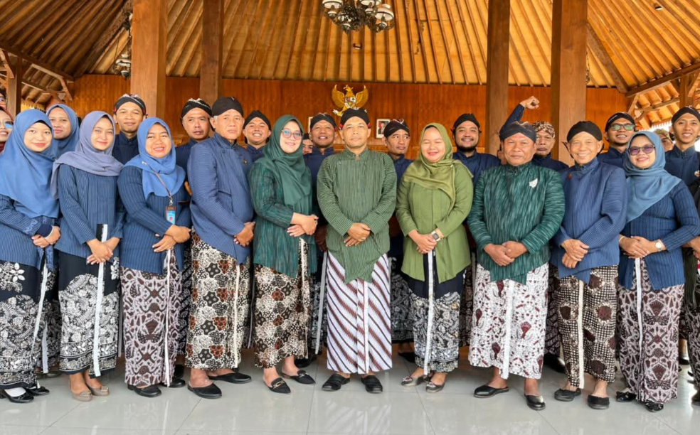 Peringati 14 Tahun UU Keistimewaan DIY, Pamong Condongcatur Layani Warga dengan Busana Jawa