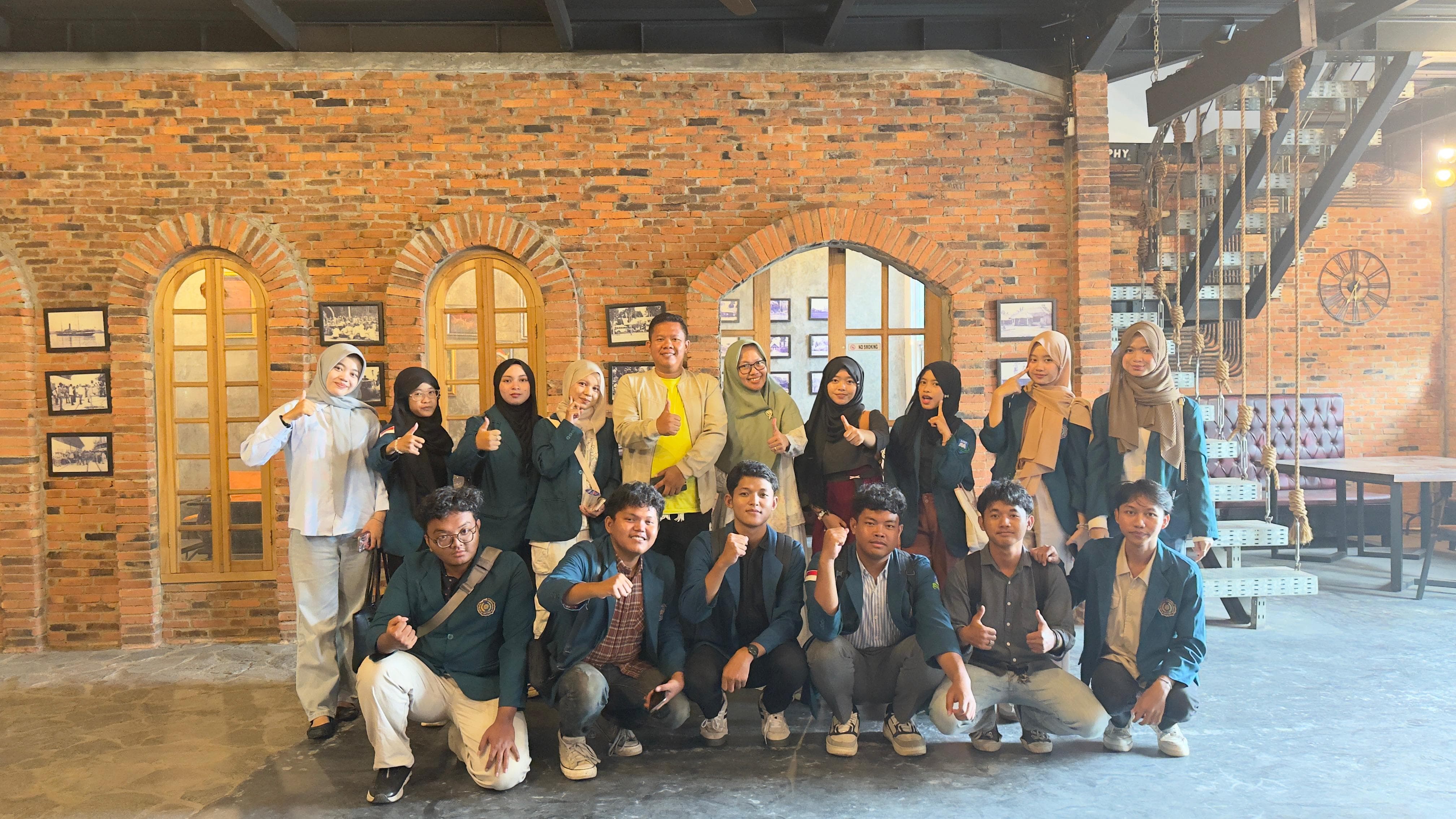 Perdalam Wawasan Jurnalistik, Mahasiswa PBI UM Metro Lakukan Kunjungan ke Radar Metro