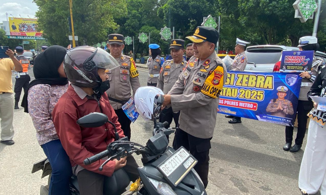 Gelar Operasi Zebra Krakatau 2025, Polres Metro Bagikan Bapok dan Helm ke Pengendara