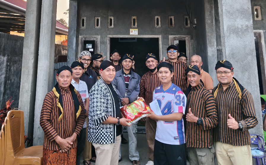 Pujakesuma Lampung Barat Salurkan Donasi untuk Korban Kebakaran di Pekon Kubu Prahu