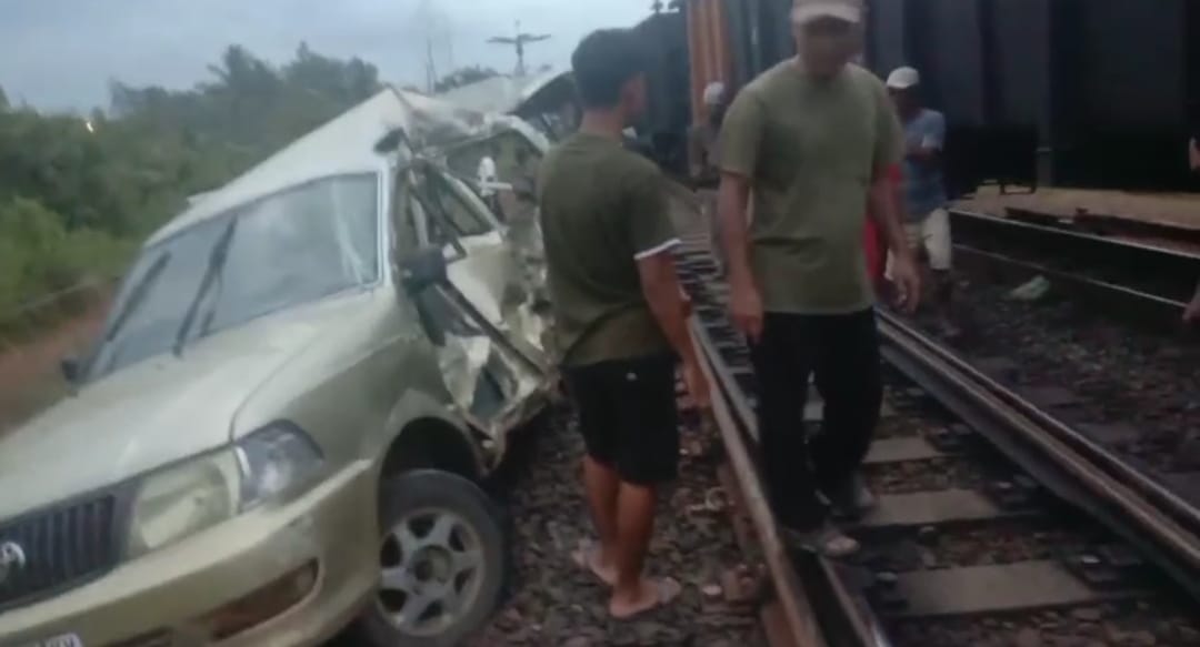 Kereta Api Tabrak Mobil Di Kotabumi, Ayah Dan Anak Selamat