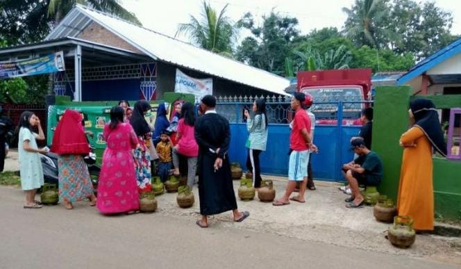 Gas ”Melon” Langka, Warga Lampura Rela Antre dan Bayar Mahal