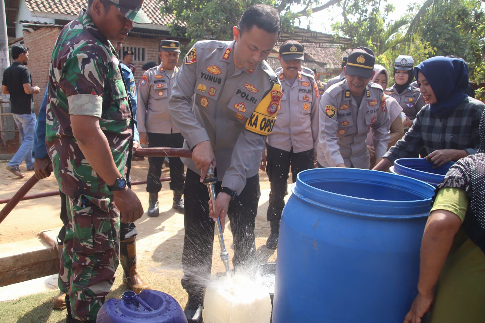 Polres Pringsewu Distribusikan 4.000 Liter Air Bersih untuk Warga Terdampak Kekeringan