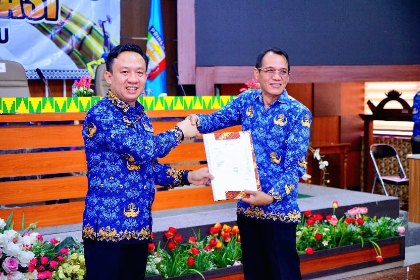 Pj Bupati Pringsewu Serahkan DPA 2025 Kepada Perangkat Daerah