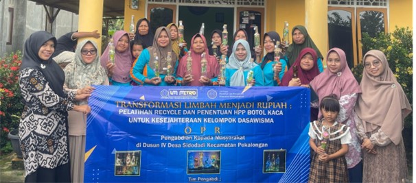 Transformasi Limbah Menjadi Rupiah: Dasawisma Didorong Berdaya Lewat Pelatihan Recycle dan Penentuan HPP Botol