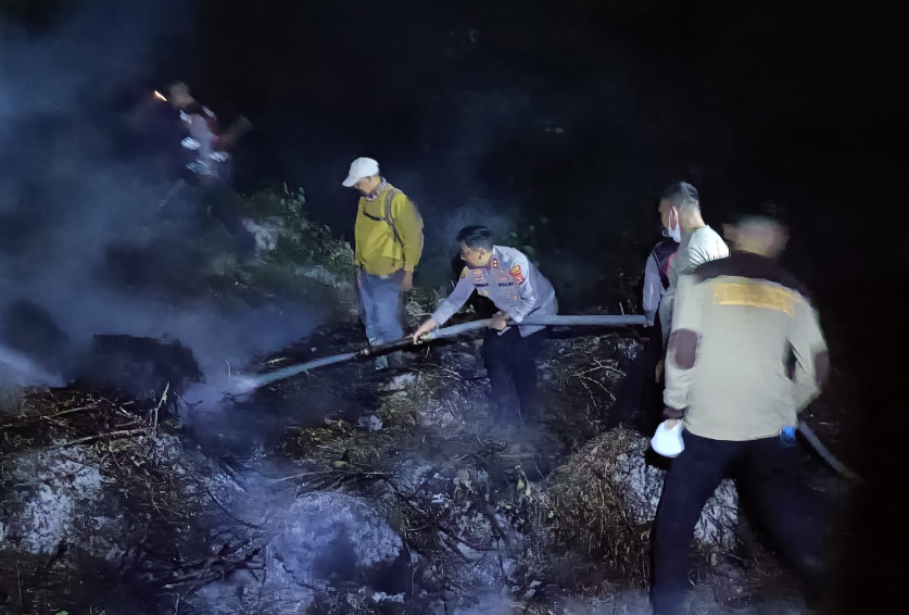 Tengah Malam, Kapolres Mesuji dan Relawan Berjibaku Jinakkan Kebakaran Lahan 21,5 Hektar