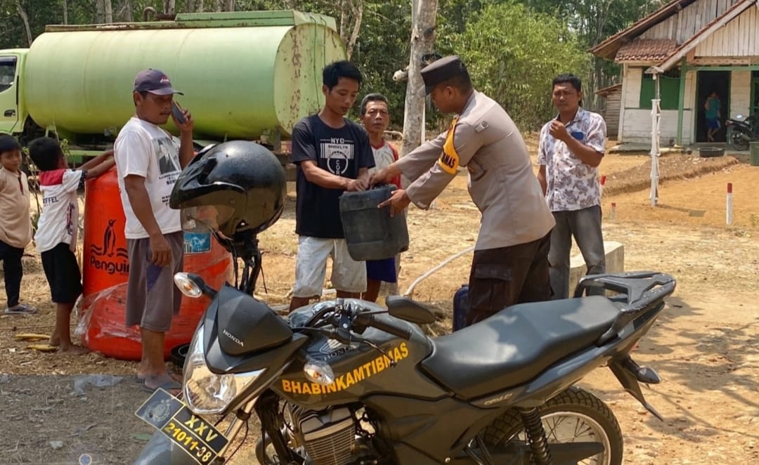 Kolaborasi Bhabinkamtibmas Polres Mesuji, BPBD dan TBL Suplai Air Bersih di Simpang Pematang