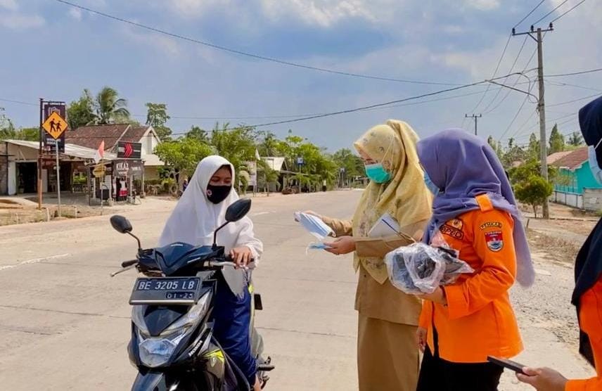 Terus Bergerak Atasi El Nino, Puskesmas Sidomulyo dan BPBD Bagikan Masker ke Pengguna Jalan