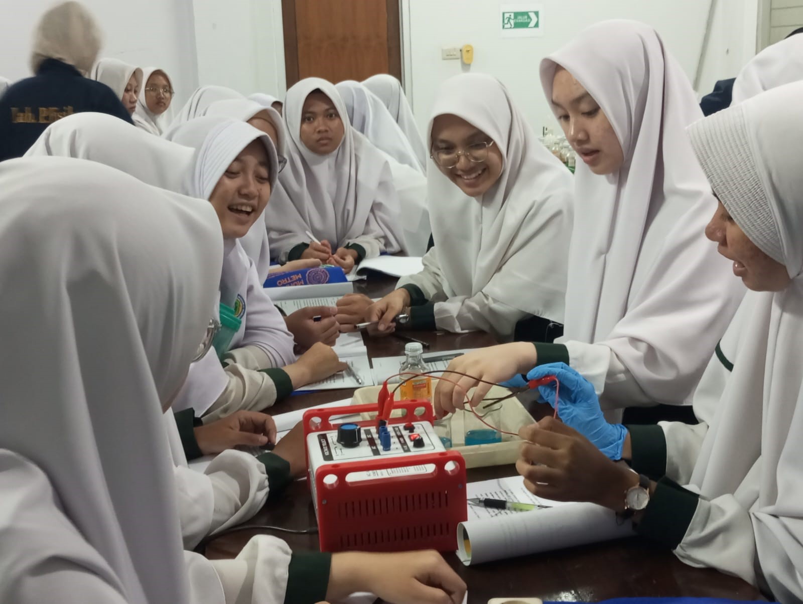 FKIP UM Metro Ajak Siswi MA Al Muhsin Belajar Sains di Laboratorium IPA Terpadu UM Metro